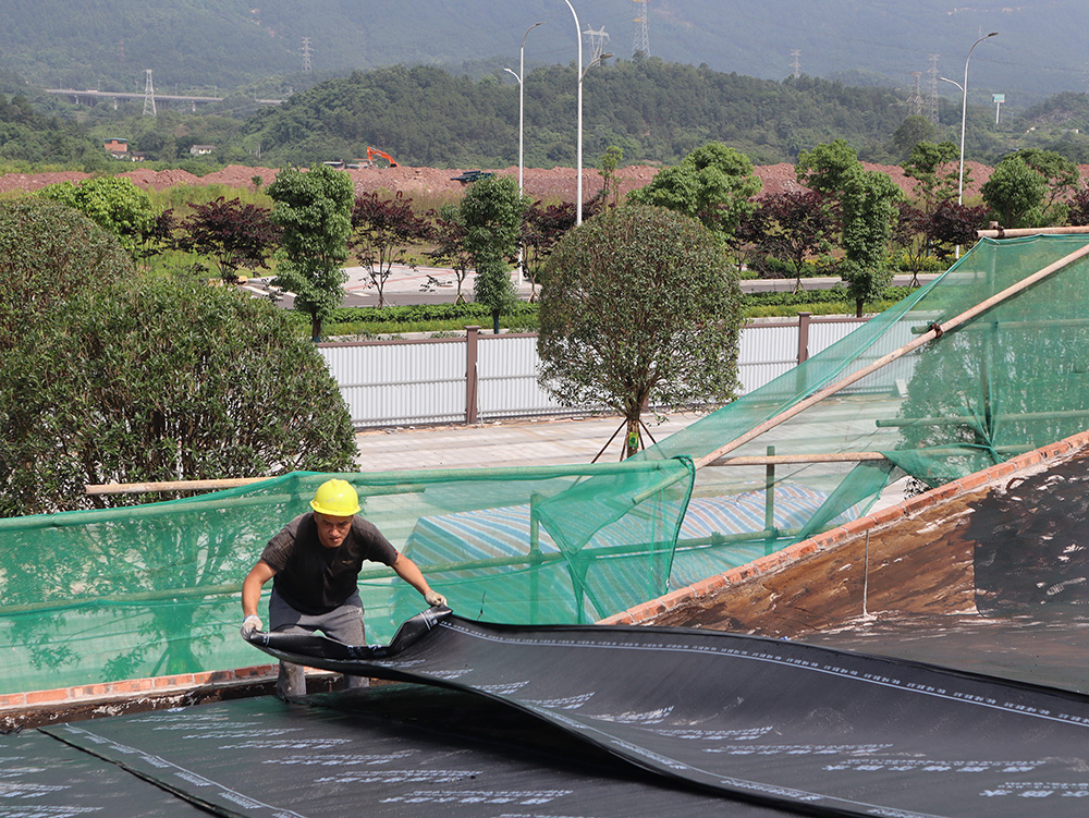 斯格爾防水案例-石坪體育公園斜屋面防水施工現(xiàn)場